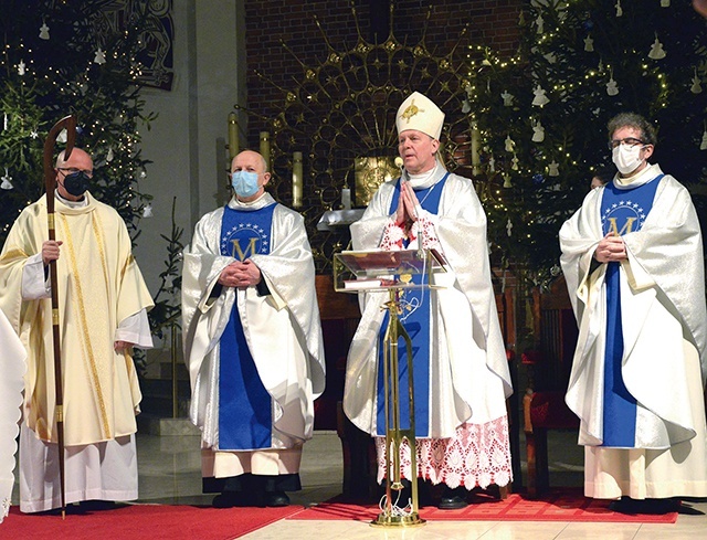 	Rocznicowa Eucharystia. Od lewej: ks. prał. Jarosław Wojtkun, proboszcz parafii św. Kazimierza, ks. Sławomir Płusa, bp Piotr Turzyński oraz ks. Kazimierz Stasiak, pallotyn ze Świętej Katarzyny.