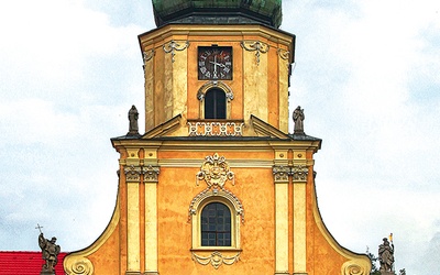 Barokowa fasada rudzkiej bazyliki (1790).