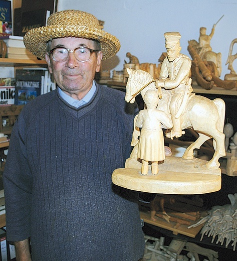 	Jan Puk chętnie pokazuje swoje prace.