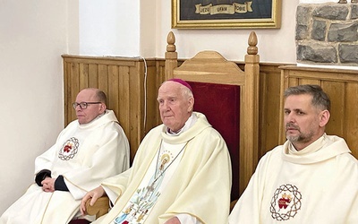 Biskup senior w asyście koncelebransów: ks. Krzysztofa Ory  i o. Wojciecha Kotowskiego SSCC.