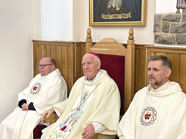 Biskup senior w asyście koncelebransów: ks. Krzysztofa Ory  i o. Wojciecha Kotowskiego SSCC.