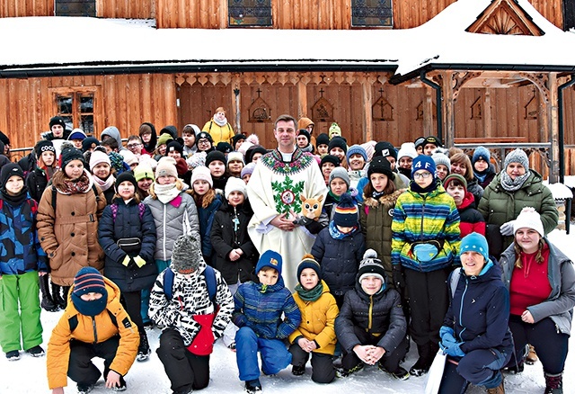 	Uczestnicy zimowiska z ks. Marcinem Zawadą.