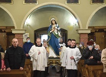 ▲	Wniesienie statuy Matki Bożej.