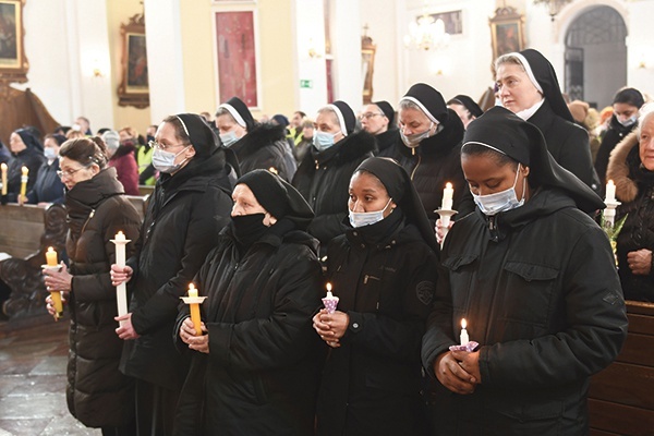 ▲	Podczas Eucharystii obecni odnowili swoje śluby.