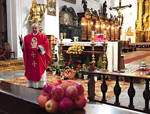 ▲	– Atrybutami świętej stały się owoce i kwiaty w koszu, a także miecz – wyjaśniał podczas odpustowych uroczystości ks. Andrzej Brodawka.