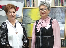 – Uwieczniam piękno, które widzę, podróżując – mówi artystka (z lewej). Spotkanie poprowadziła Wanda Budnik.