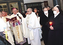 Mszę św. w sanktuarium rozpoczął obrzęd błogosławieństwa świec.