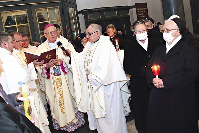 Mszę św. w sanktuarium rozpoczął obrzęd błogosławieństwa świec.