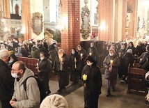 Obchodom towarzyszyła procesja ze świecami.