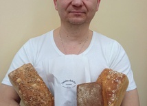 Marek Dumański prowadzi przydomową piekarnię  „Pańska dzieża” w Legnicy.