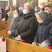 Zakonnice obdarowano różami.