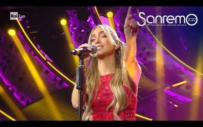 Sanremo 2022 - Ana Mena canta 'Duecentomila ore'
