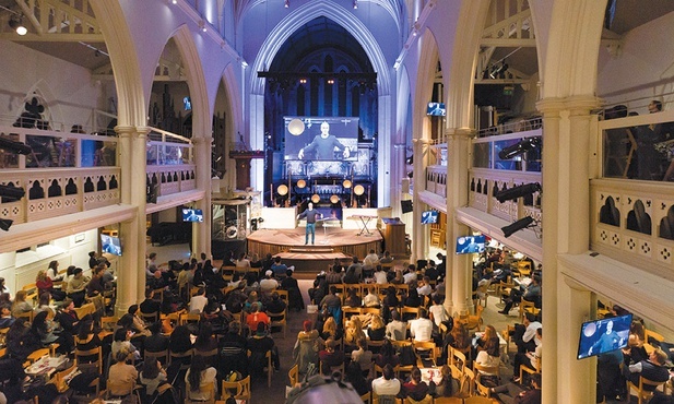 Kurs Alpha w kościele Holy Trinity Brompton w Londynie. W prezbiterium przemawia Nicky Gumbel.