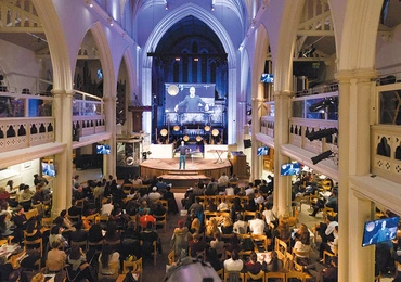 Kurs Alpha w kościele Holy Trinity Brompton w Londynie. W prezbiterium przemawia Nicky Gumbel.