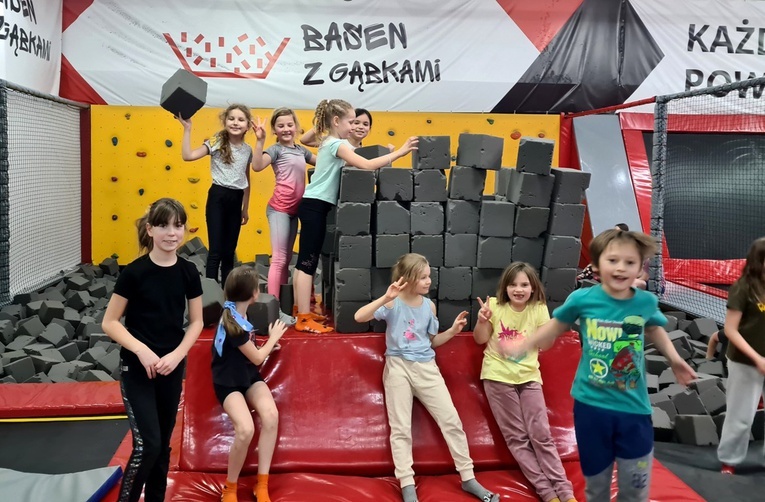 Przygotowane atrakcje dostarczają dzieciom wiele radości.