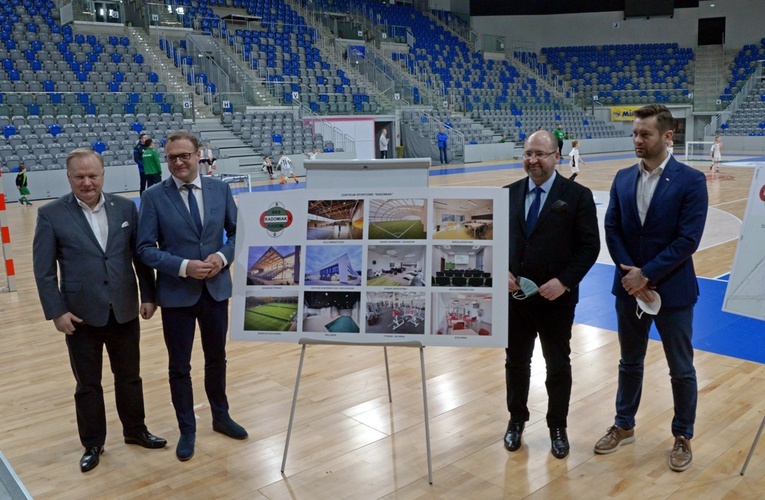 W Radomskim Centrum Sportu po konferencji prasowej, od lewej: Sławomir Stępniewski, prezes Radomiaka, Radosław Witkowski, Adam Bielan i Kamil Bortniczuk.