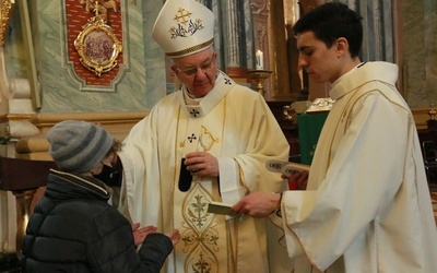 Sakramentu chorych udzielił osobom cierpiącym abp Stanisław Budzik.