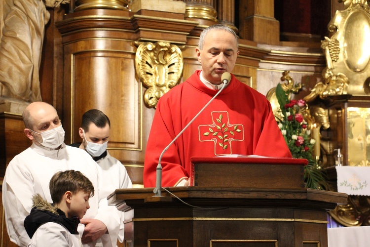 Zawierzenie dzieci meksykańskiemu męczennikowi w kościele św. Antoniego z Padwy 