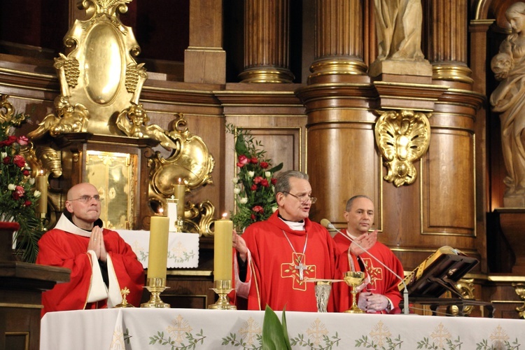 Zawierzenie dzieci meksykańskiemu męczennikowi w kościele św. Antoniego z Padwy 