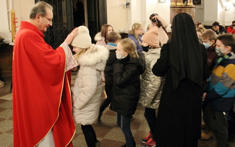 Zawierzenie dzieci meksykańskiemu męczennikowi w kościele św. Antoniego z Padwy 