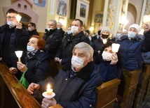 Wierni przynieśli ze sobą lampiony na procesję.