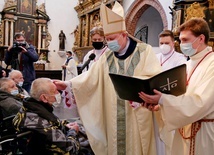 Podczas liturgii udzielony został sakrament namaszczenia chorych. 