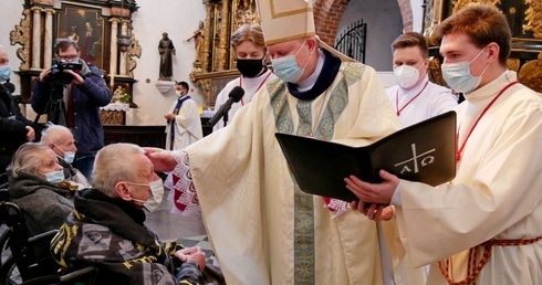 Podczas liturgii udzielony został sakrament namaszczenia chorych. 