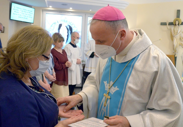 Bp Marek Solarczyk udziela sakramentu namaszczenia chorych.