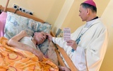 Biskup namaścił nie tylko chorych w kaplicy, ale i tych którzy nie są w stanie opuścić sal. 