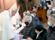 Biskup senior w czasie udzielania sakramentu chorych w świdnickiej katedrze.