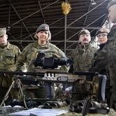 Prezentacja broni i wyposażenia indywidualnego. Druga z lewej gen. dyw. Elisabeth Michelsen.