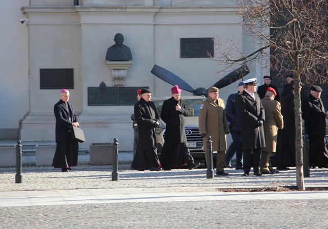 Powitanie bp. Lechowicza przez Kompanię Reprezentacyjną Wojska Polskiego [GALERIA ZDJĘĆ]