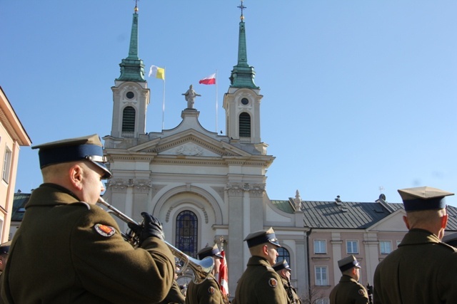 Powitanie bp. Lechowicza przez Kompanię Reprezentacyjną Wojska Polskiego [GALERIA ZDJĘĆ]