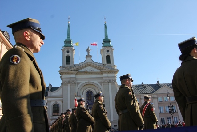 Powitanie bp. Lechowicza przez Kompanię Reprezentacyjną Wojska Polskiego [GALERIA ZDJĘĆ]