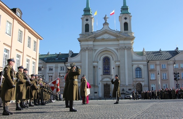 Powitanie bp. Lechowicza przez Kompanię Reprezentacyjną Wojska Polskiego [GALERIA ZDJĘĆ]