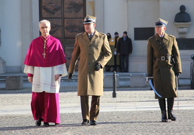 Powitanie bp. Lechowicza przez Kompanię Reprezentacyjną Wojska Polskiego [GALERIA ZDJĘĆ]