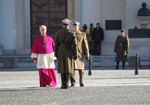 Powitanie bp. Lechowicza przez Kompanię Reprezentacyjną Wojska Polskiego [GALERIA ZDJĘĆ]