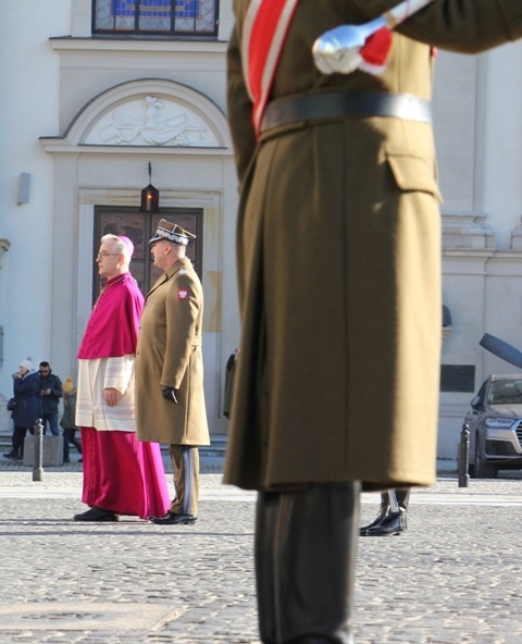 Powitanie bp. Lechowicza przez Kompanię Reprezentacyjną Wojska Polskiego [GALERIA ZDJĘĆ]