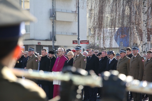 Powitanie bp. Lechowicza przez Kompanię Reprezentacyjną Wojska Polskiego [GALERIA ZDJĘĆ]