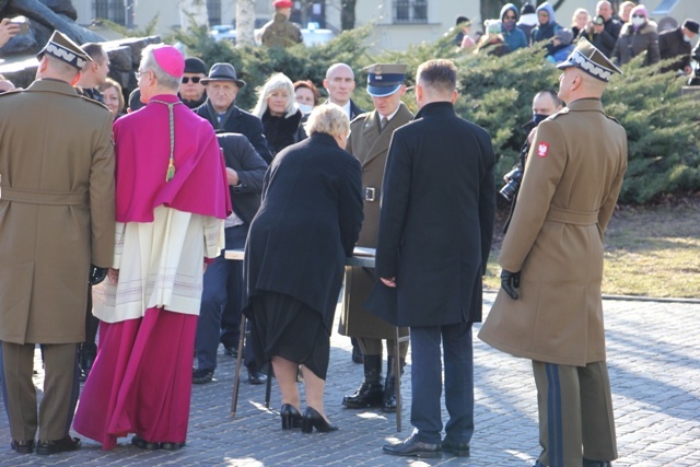 Powitanie bp. Lechowicza przez Kompanię Reprezentacyjną Wojska Polskiego [GALERIA ZDJĘĆ]