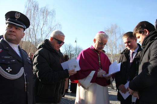 Powitanie bp. Lechowicza przez Kompanię Reprezentacyjną Wojska Polskiego [GALERIA ZDJĘĆ]