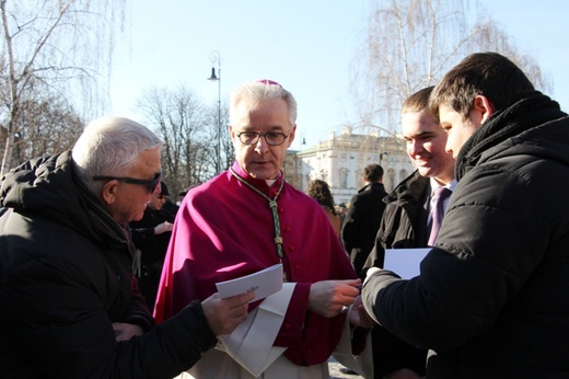 Powitanie bp. Lechowicza przez Kompanię Reprezentacyjną Wojska Polskiego [GALERIA ZDJĘĆ]