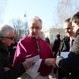 Powitanie bp. Lechowicza przez Kompanię Reprezentacyjną Wojska Polskiego [GALERIA ZDJĘĆ]