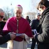 Powitanie bp. Lechowicza przez Kompanię Reprezentacyjną Wojska Polskiego [GALERIA ZDJĘĆ]