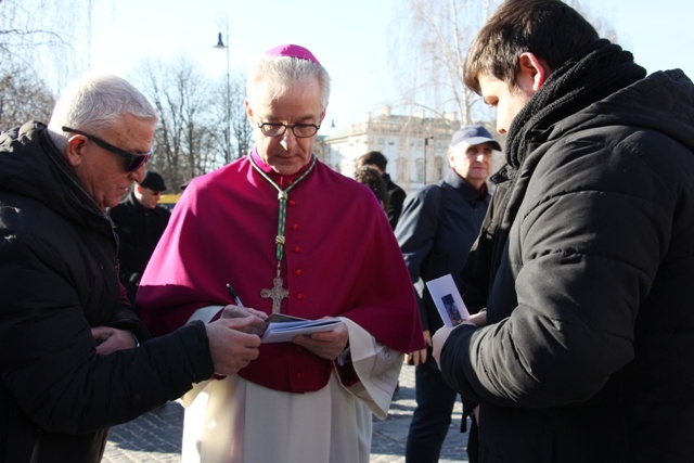 Powitanie bp. Lechowicza przez Kompanię Reprezentacyjną Wojska Polskiego [GALERIA ZDJĘĆ]