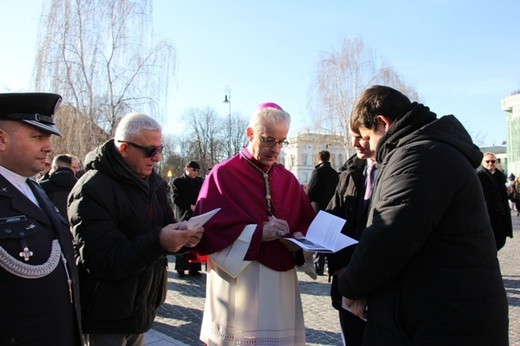 Powitanie bp. Lechowicza przez Kompanię Reprezentacyjną Wojska Polskiego [GALERIA ZDJĘĆ]