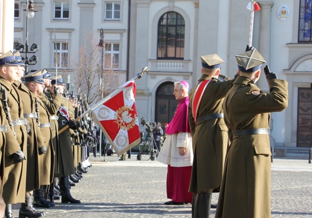 Ingres bp. Wiesława Lechowicza do katedry polowej Wojska Polskiego [GALERIA ZDJĘĆ]