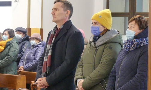 Pierwszy z lewej - Grzegorz Giercuszkiewicz, wicedyrektor Caritas Bielsko-Żywieckiej.