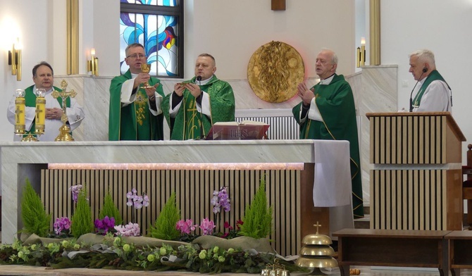 Księża proboszczowie - opiekunowie parafialnych zespołów Caritas podczas Mszy św. w Janowicach.