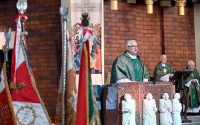 Ks. Rafał Kozłowski witający przybyłych gości.